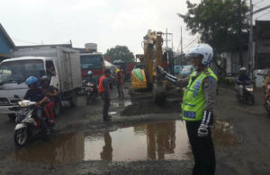 Perbaikan Jalan di Jalur Kalianak – Gadukan