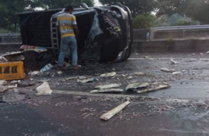 Grand Max Muat Ikan Terguling di Sebelum Exit Tol Kebomas