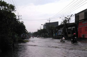 Diguyur Hujan, Jl. Wisma Lidah Kulon Tergenang