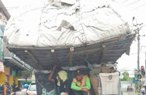 Truk Over Kapasitas Bahayakan Pengendara Lain
