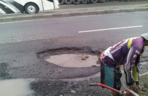 Hati-hati ! Ada Lubang Cukup Besar di Jl. Trosobo