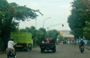 Berbahaya! Mobil Pick Up Angkut Seorang Ibu dan Anak