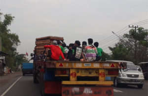 Sekelompok Remaja Tumpangi Belakang Truk Kontainer