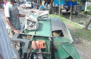 Mobil Penggiling Padi Terguling