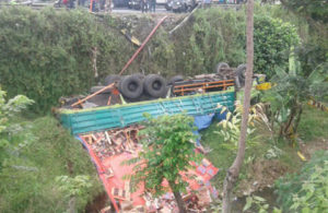 Kecelakaan Truk di Simping Lawang
