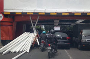 Pick up Muatan Pipa Tersangkut di Viaduk Gubeng