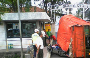 Truk Terguling di Jalan Mastrip