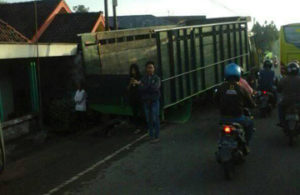 Truk Tabrak PJU dan Masuk Teras Rumah Warga
