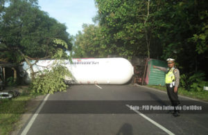 Truk Tangki Pertamina Terguling