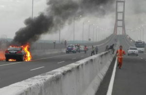 Mobil Terbakar di Tol Suramadu