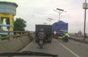Truk Mogok di Flyover Peterongan