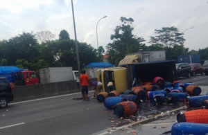 Truk Muat Ikan Terguling di Tol