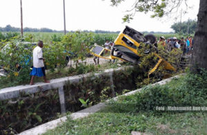 Elf Isi 18 Penumpang Terbalik di Magetan