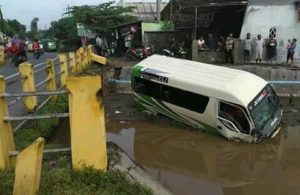Minibus Masuk Sungai di Jombang