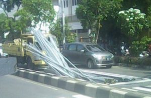Muatan Truk Jatuh di Gundih