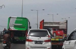 Bus Mogok di Lawang