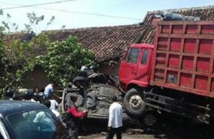 Truk Tabrak Yaris di Duduksampeyan