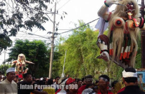 Peserta Pawai Ogoh-Ogoh dari Pura Segara Kenjeran