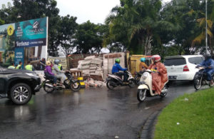Truk Terguling di Citraland