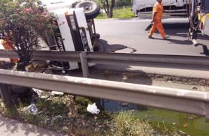 Truk Terguling di Exit Tol Tandes