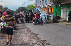 Mobil Terguling di Aspol Bangkingan