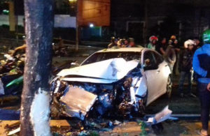 Diduga Mengantuk, Mobil Sedan Tabrak Pohon