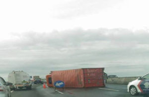 Truk Terguling di Tol Romokalisari