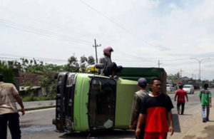 Truk Box Terguling di Peterongan Jombang