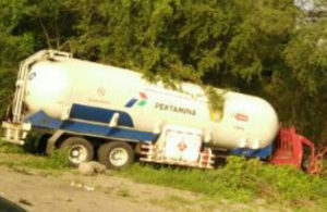 Truk Tangki Pertamina Terperosok di Jalur Rumput Tol