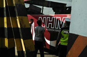 Bus Tersangkut di Viaduk Gempol
