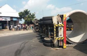 Trailer Muat Gorong-gorong Terguling di Grati, Pasuruan