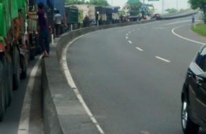 Macet di Tol Romokalisari