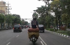 Pengendara Sirkus di Jl Diponegoro