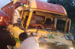 Truk Colt Diesel vs Truk Fuso di Raya Mastrip