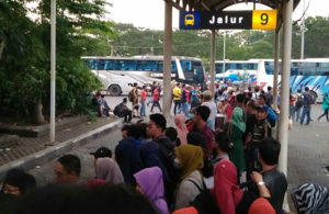 Terminal Purabaya Padat Penumpang