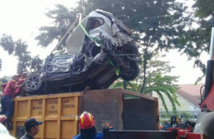 Evakuasi Bangkai Mobil Menerobos Palang KA