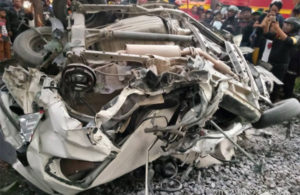 Bangkai Mobil yang Terobos Palang KA di Ahmad Yani