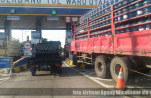 Nyaris Tabrak Gardu Tol Waru Utama