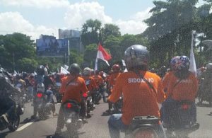 Rombongan Massa Buruh dari Sidoarjo mengarah ke Surabaya