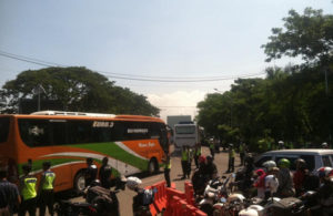 Bus Pengangkut Massa Buruh Sampai Didepan Cito