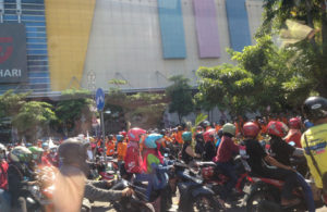 Saat menunggu didepan Frontage Road Royal Plasa