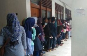 Antrean di Dispenduk Gresik