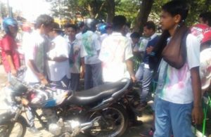 Pelajar di Jombang Corat-Coret Baju Sekolahnya