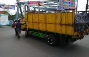 Truk Bermasalah di Karangpilang