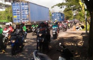 Pengunjukrasa Melintas di Mayjen Sungkono Gresik