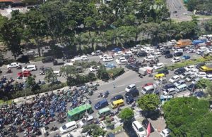 Pengunjukrasa Melintas di depan Mall CITO