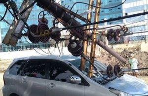 Tiang Listrik Roboh, Timpa Avanza