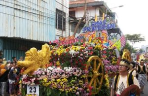 Peserta Pawai Bunga dan Budaya dari Frateran