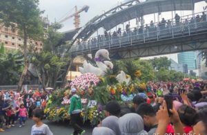 Peserta Pawai Bunga dan Budaya Melintas di Jl Gub Suryo