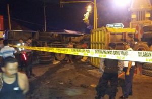 Kecelakaan Dump Truk vs Minibus